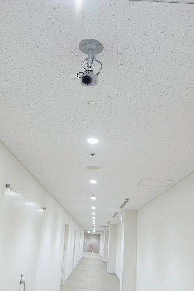 写真：廊下に設置された監視カメラ