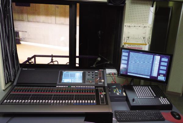 写真：音響室に設置されたデジタルミキサーWR-DX400と外付けのマトリクス。