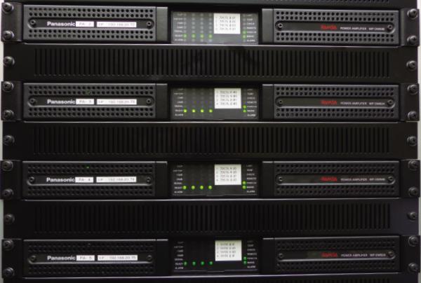 写真：ラックに収まっている複数のWP-DM900シリーズの様子