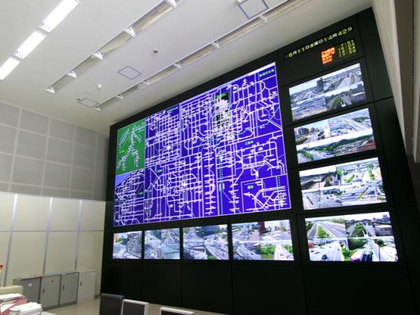 写真：新潟県警察本部様の建物2階分の天井高に達するシステム
