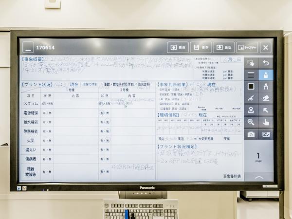 写真：プラント時系列表のテンプレート画面の上に、事象を書き込んでいく