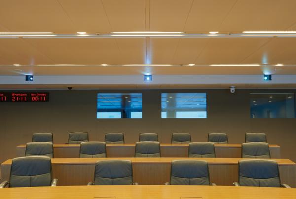 写真：国際会議場の天井に設置されたPT-RZ120JWが正面のスクリーンに映像を投写している様子。