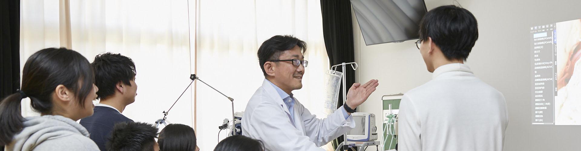 写真：医療用デモ人形を使用し学習しているている授業風景。