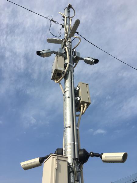 写真：監視カメラと共に設置されている「監視カメラ用 60GHz通信BOX」