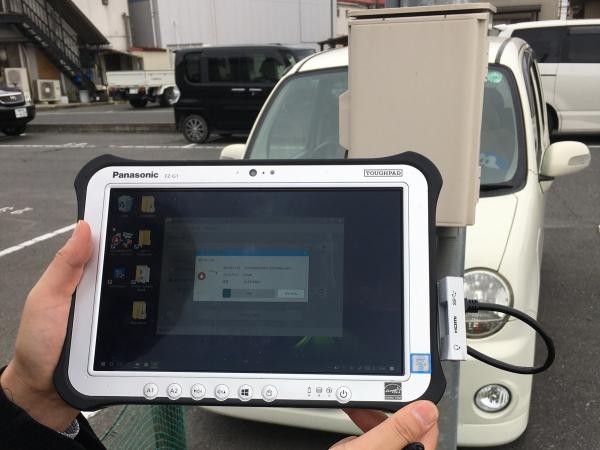 写真：防犯動画ダウンロード用タブレット「FZ-G1」を用いて、駐車場全体をカバーする管理ツールとして活用