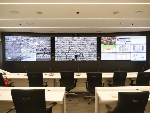 写真：55V型液晶ディスプレイ×27台で構成された「非常事態対策室」のマルチスクリーンシステム