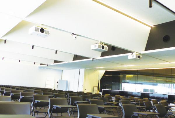 写真：教室天井に設置されたリモートカメラと3台の液晶プロジェクター。