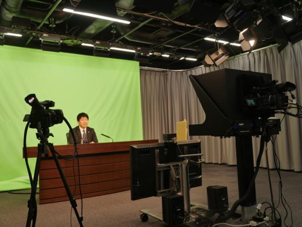 写真：ビデオニュースや広報用映像を制作する収録スタジオ