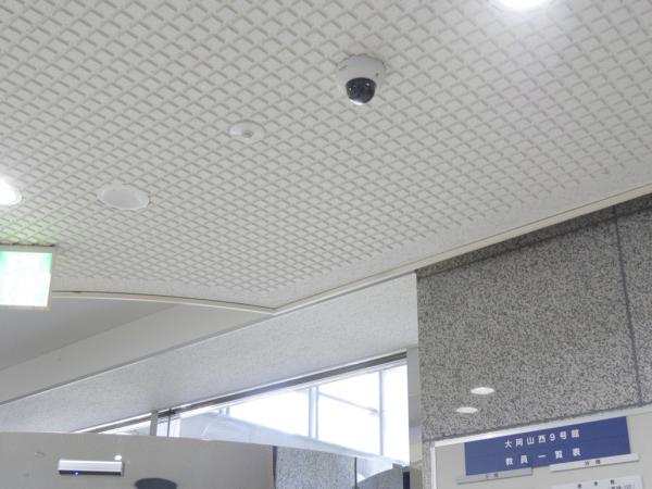 写真：監視カメラを設置しディスプレイの配信映像を確認