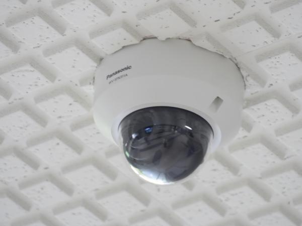 写真：設置された監視カメラ（WV-SFN311A）