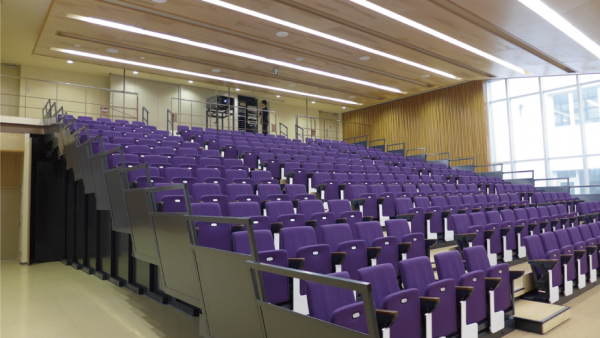 写真：さまざまな用途で使用されるため、多目的ホールは座席が収納できる構造となっている