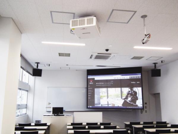 写真：205講義室では120型スクリーンに投写