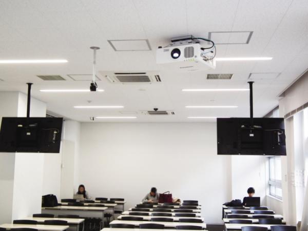 写真：外光が射す明るい講義室でもくっきり