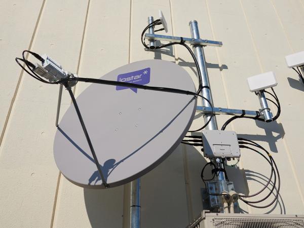 写真：万一、光回線が断線した場合も通信機能を維持するための衛星インターネット設備