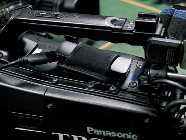 写真：LTE通信用のUSBドングルが取り付けられたAJ-PX5000