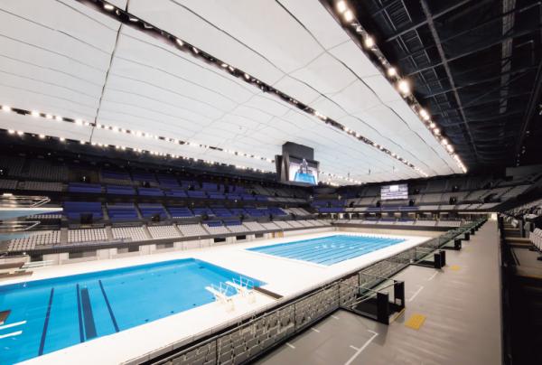 写真：メインアリーナには2つのプールを囲むように客席を設置、アリーナ中央部分に両面型の大型映像表示装置が設置されている。