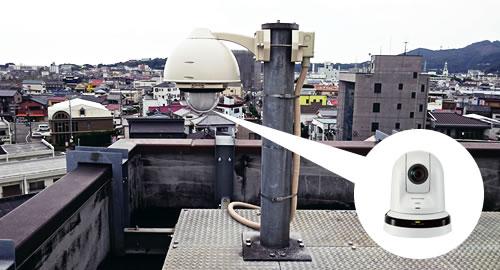 写真：放送ハウジングに格納し、新宮支局屋上に設置された4KインテグレーテッドカメラAW-UE70W