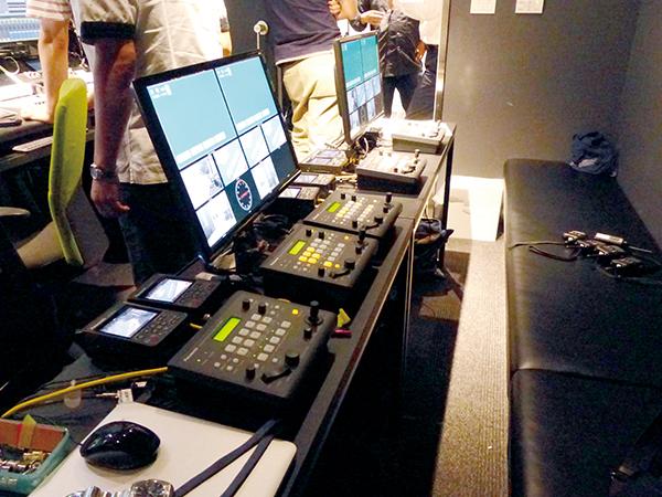 写真：5台のリモートカメラコントローラーが並ぶスタジオ・サブ