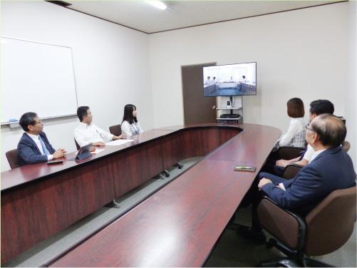 写真：大阪の本社と支店の会議室をつないだビデオ会議の様子