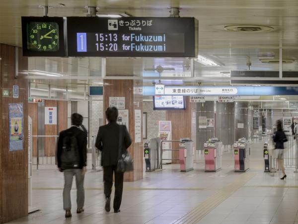 写真：コンコース階に設置された旅客案内表示器