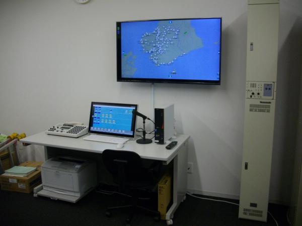 写真：市役所に設置された親局設備（無線親卓 / 地図表示装置）