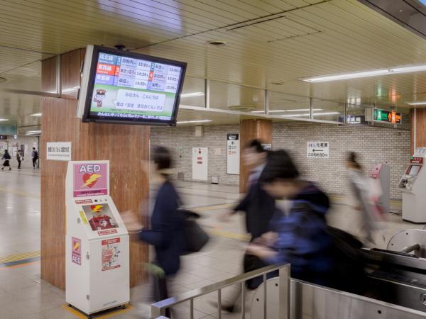 写真：大通駅やさっぽろ駅には、運行情報配信モニターも設置