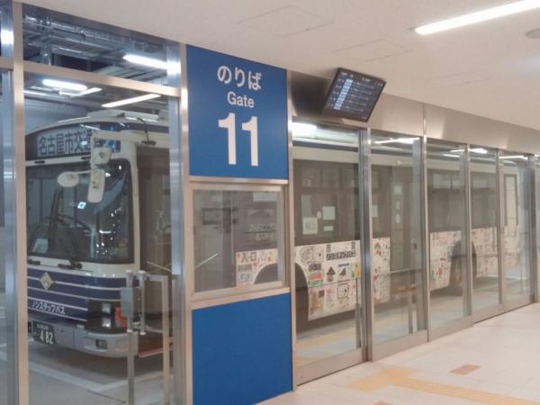 写真：安全に配慮しガラス扉で分離