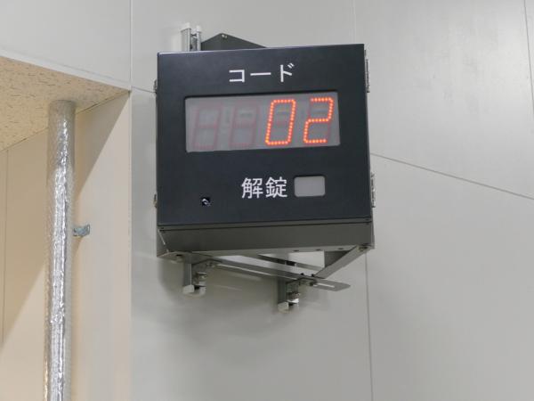 写真：リモコン受光操作表示器