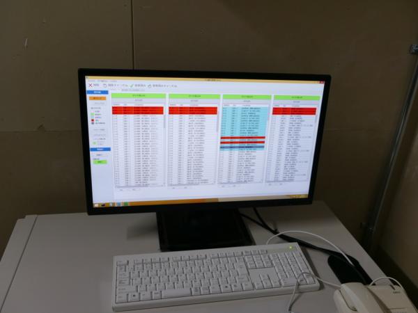 写真：管理室に設置された案内表示制御用PC