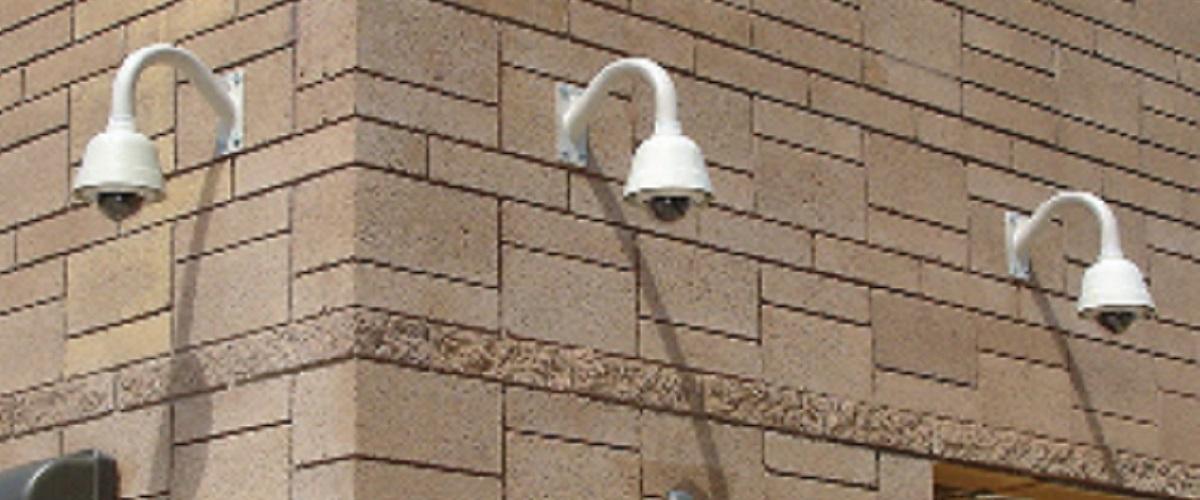 写真：建物に取り付けられた監視カメラ