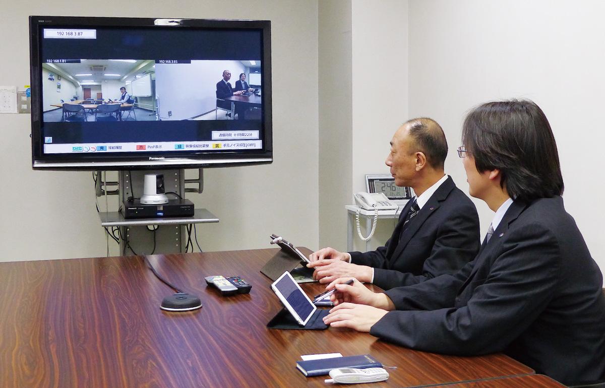 写真：本社の会議室と東京支店をつないだビデオ会議の様子