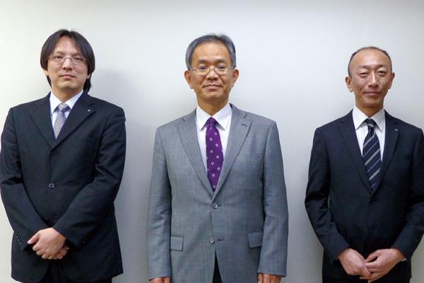 写真：取締役 業務部長 黒瀬 富士夫 様（中央） 業務部情報システムグループ グループリーダー 大橋 和成 様（右） 係長 伊藤 義高 様（左）