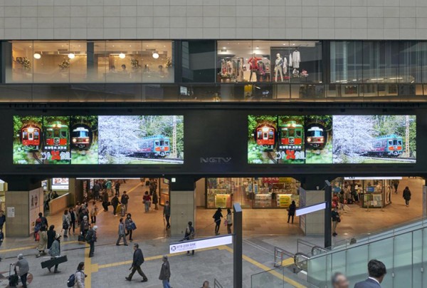 写真：55インチ液晶ディスプレイ・32面が2基並ぶ『NAMBA GALLERIA TWIN VISION』