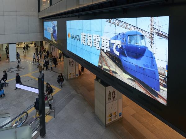 写真：動画・静止画のマルチスクリーン時も自動補正でなめらかに表示