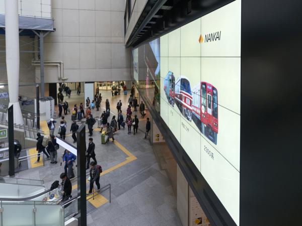 写真：真横に近い位置からでも輝度・色が変わることなく見えるIPS液晶パネルを採用