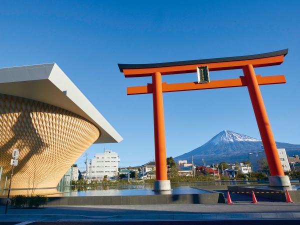 写真：富士山信仰の総本宮と称される浅間大社にもほど近く、富士山を間近に望める優れた立地