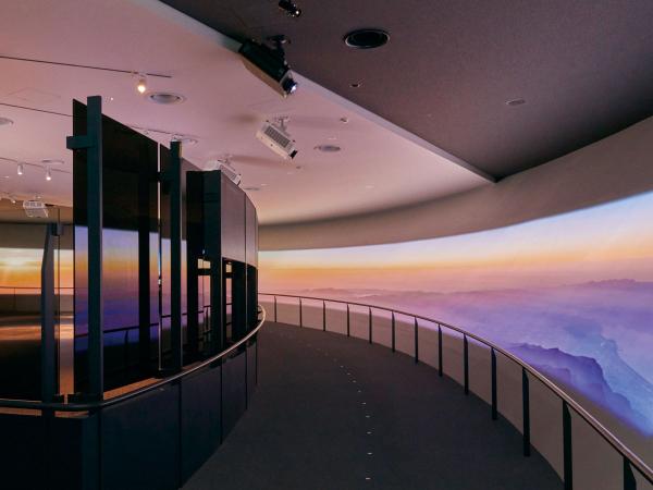 写真：最上階（5階）のスロープでは、PT-RW620JL 8台によるワイドマルチスクリーンを構成。富士山頂からの雄大な景色が映し出される