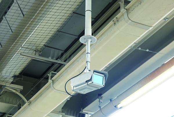 写真：経堂駅に設置されたセキュリティカメラ