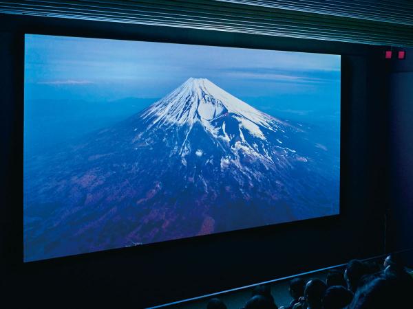 写真：4Kの高精彩映像を265型の大型スクリーンに投写