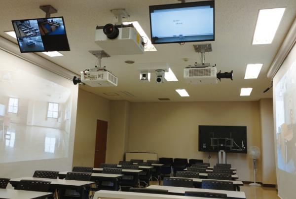 写真：庄原キャンパスの遠隔講義室