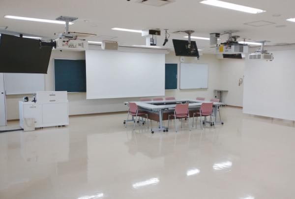 写真：三原キャンパスの遠隔講義室