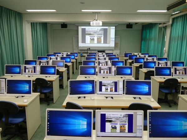 写真：マルチメディア授業支援システム「L3 tageEZV2」を中心としたCALL教室設備