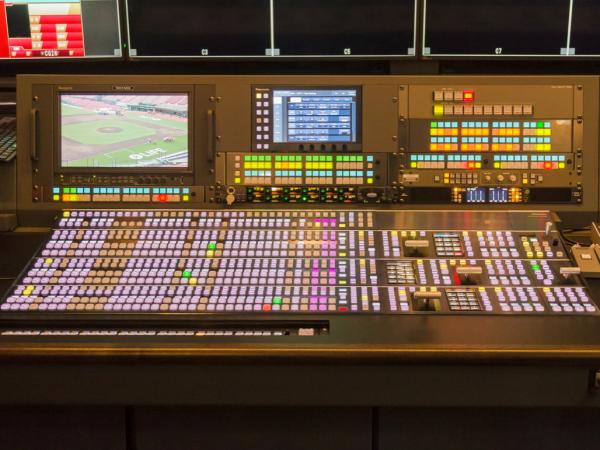 写真：大型ライブスイッチャー AV-HS7300