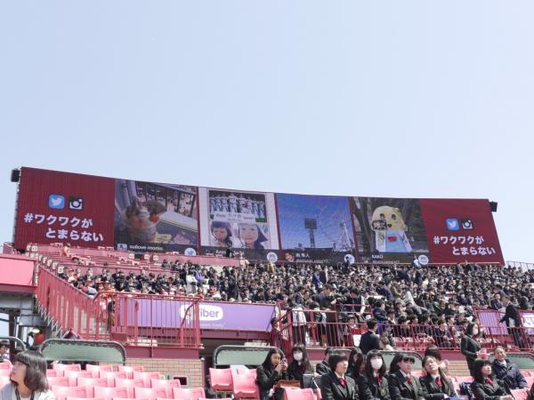 写真：「SNSフアンメッセージビデオ表示システム」はSNSでのフアン投稿を大型LEDビジョンに表示