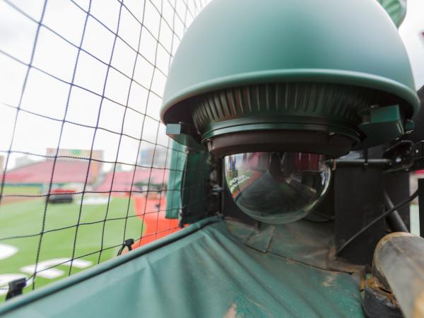 写真：戦略分析システムに使われる全天候型4Kドームカメラ（AW-UE70型）