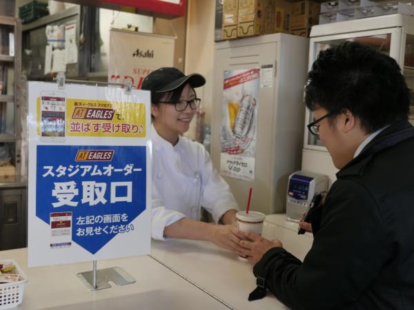 写真：レジ横にある受取口で画面を見せれば並ばずに注文した商品を受け取ることができる