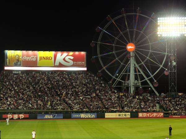 写真：￼￼￼5月3日に運用を開始した観覧車。中央部分には円形ビジョン