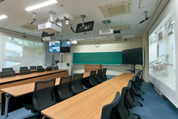 写真：広島大学の教室の壁に用意されたプロジェクター