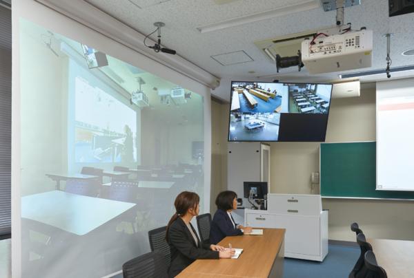 写真：広島大学のプロジェクターの大スクリーンに映像投写