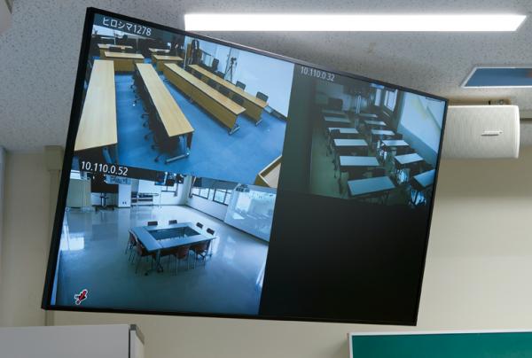 写真：広島大学の教室内に設置された液晶ディスプレイ